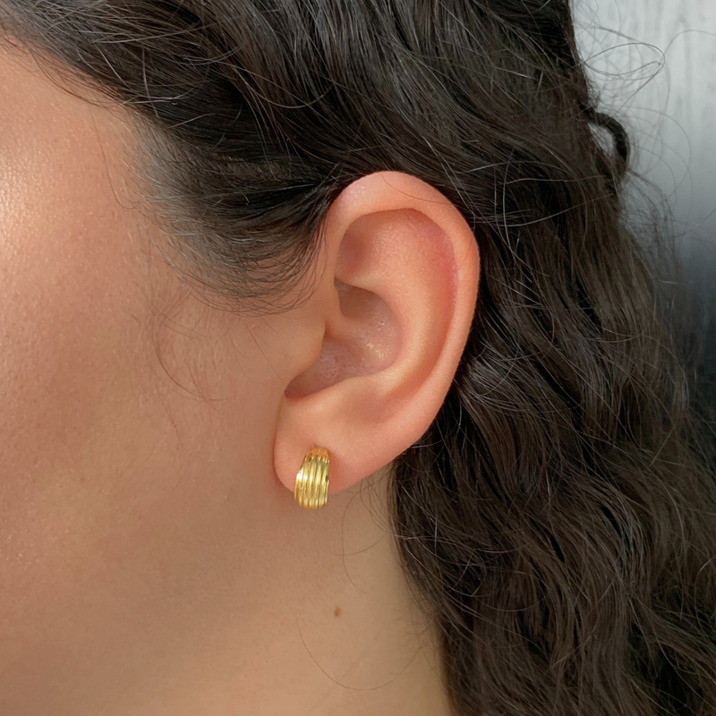 BRINCO ARGOLA TRABALHADA (1 cm) - BANHADO A OURO 18K