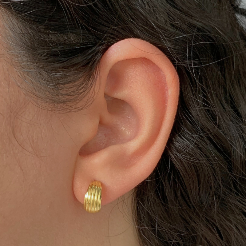 BRINCO ARGOLA TRABALHADA (1 cm) - BANHADO A OURO 18K