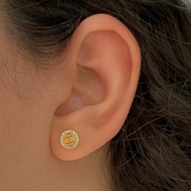 BRINCO CHANEL CRAVEJADO  - BANHADO A OURO 18K