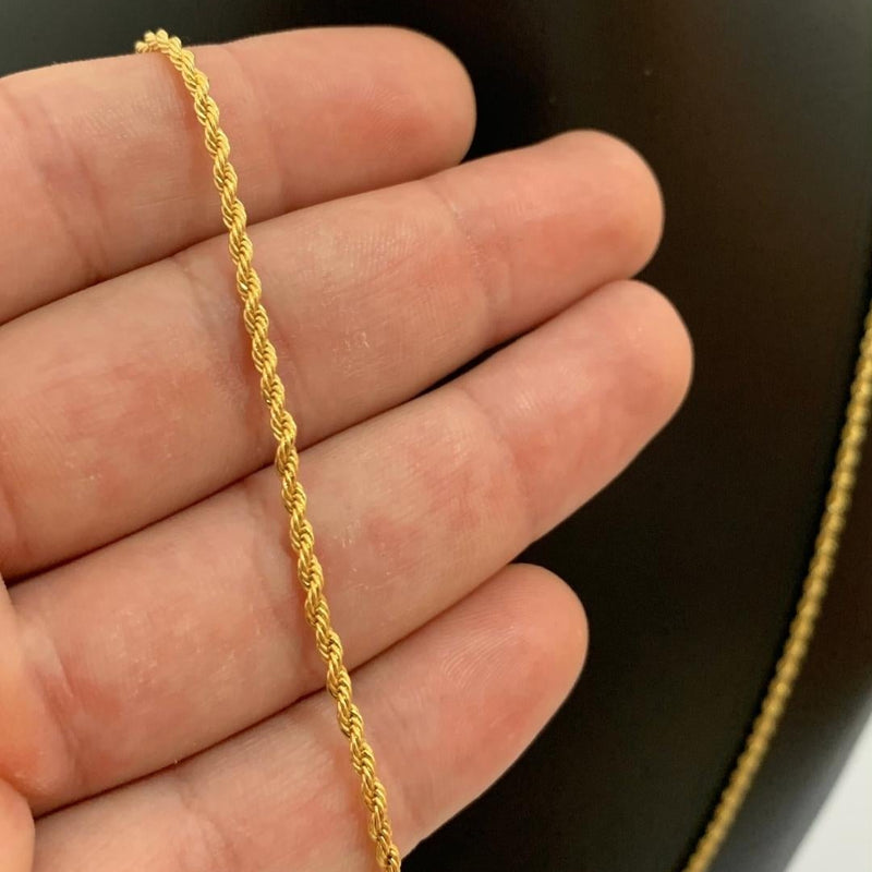 CORRENTE ELO BAIANO (2mm) + PINGENTE MINI PLACA CRUZ VAZADA (1,8cm) - BANHADO A OURO 18K