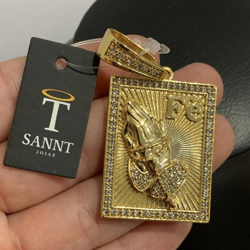 PINGENTE PLACA FÉ CRAVEJADA (4cm) - BANHADO A OURO 18K