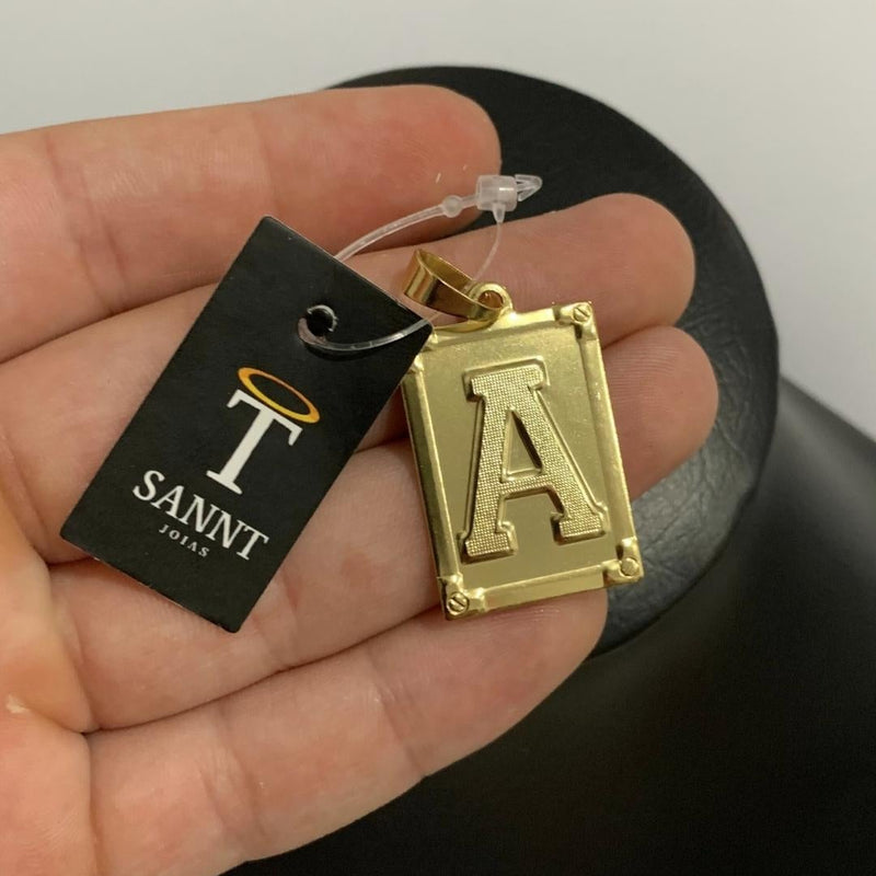 PINGENTE PLACA LETRA (2,7cm) - BANHADO A OURO 18K