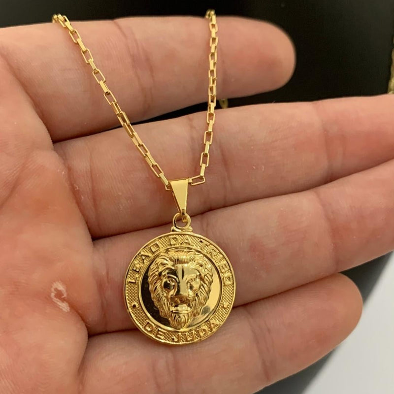 CORRENTE TIJOLINHO (1,5mm) + PINGENTE MEDALHA LEÃO DA TRIBO DE JUDÁ (2,3cm) - BANHADO A OURO 18K