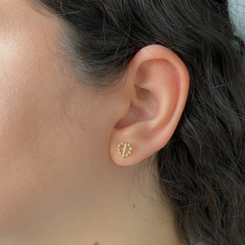 BRINCO CORAÇÃO CRAVEJADO COM CRUZ - BANHADO A OURO 18K