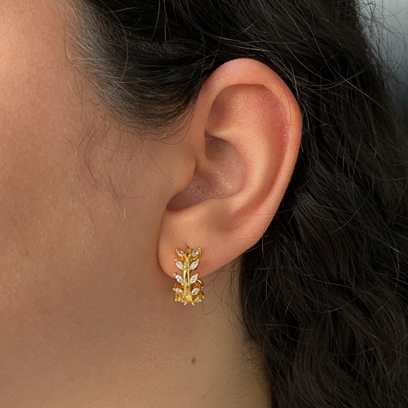 BRINCO ARTICULADO FOLHAS NAVETES - BANHADO A OURO 18K