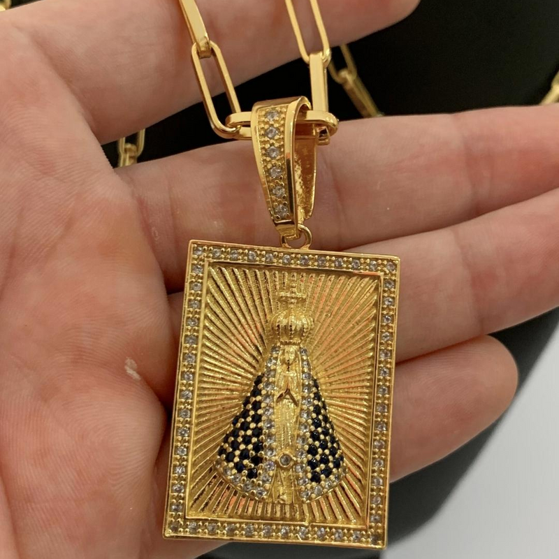 CORRENTE CADEADO LONG (6mm) + PINGENTE PLACA NOSSA SENHORA APARECIDA (4cm) - BANHADO A OURO 18K