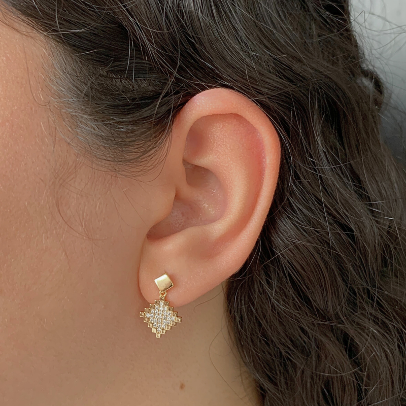 BRINCO LOSANGO CRAVEJADO - BANHADO A OURO 18K