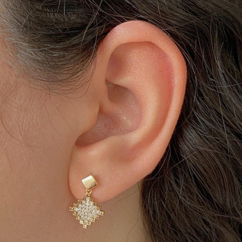 BRINCO LOSANGO CRAVEJADO - BANHADO A OURO 18K