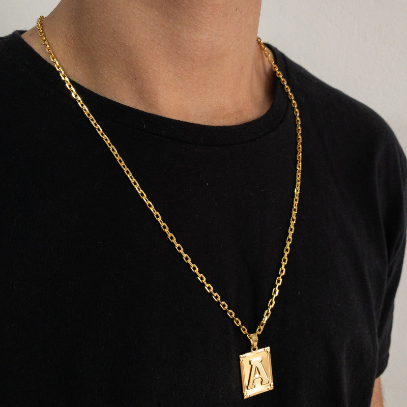 CORRENTE CADEADO (3mm) + PINGENTE PLACA LETRA (2,7cm) - BANHADO A OURO 18K