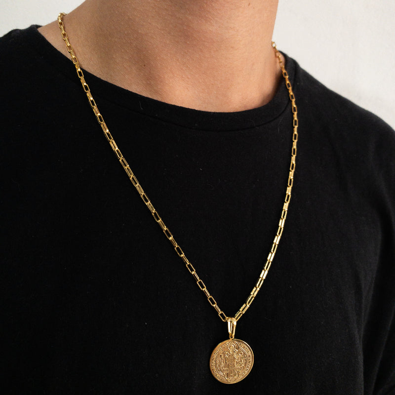 CORRENTE CADEADO LONG (4mm) + PINGENTE MEDALHA SÃO BENTO (2,5cm) - BANHADO A OURO 18K