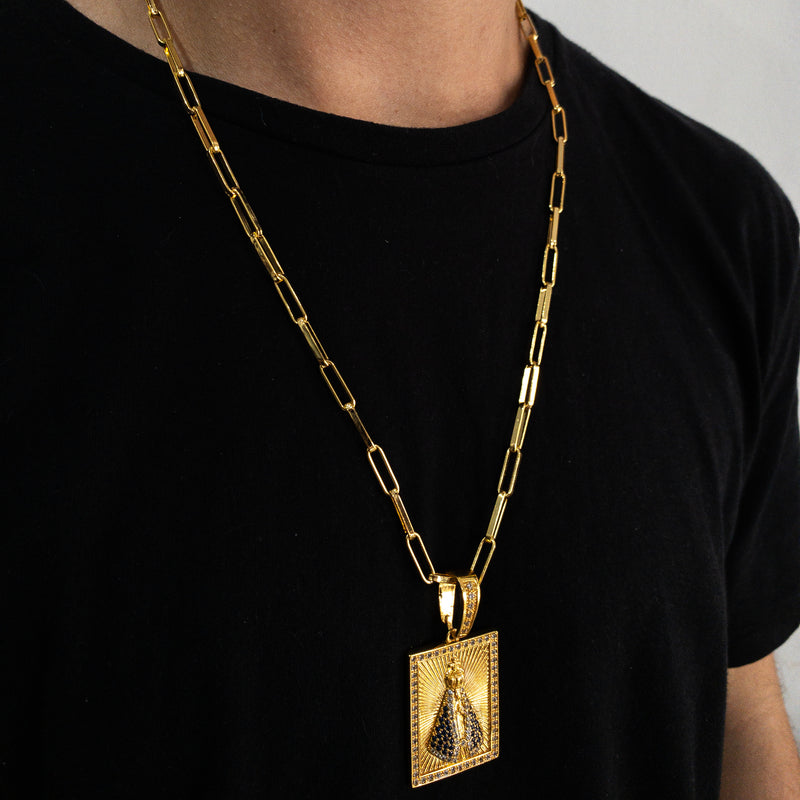 CORRENTE CADEADO LONG (6mm) + PINGENTE PLACA NOSSA SENHORA APARECIDA (4cm) - BANHADO A OURO 18K