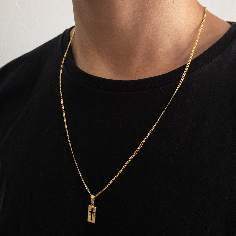 CORRENTE GRUMET (2mm) + PINGENTE MINI PLACA CRUZ VAZADA (1,8cm) - BANHADO A OURO 18K