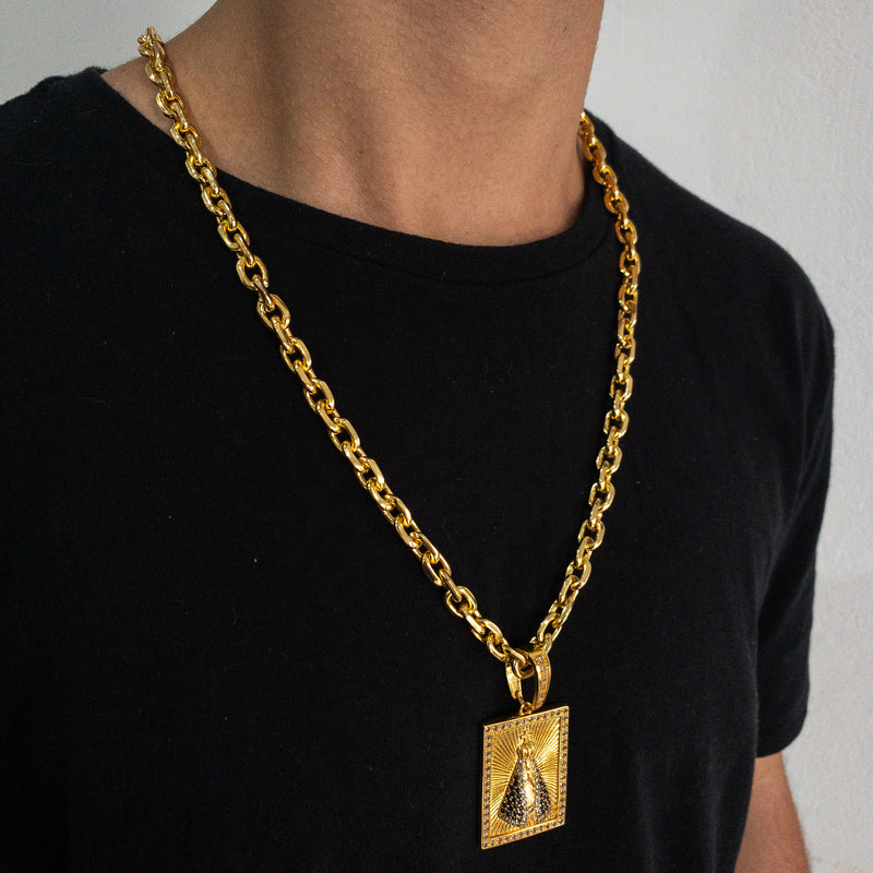 CORRENTE CADEADO (8mm) + PINGENTE PLACA NOSSA SENHORA APARECIDA (4cm) - BANHADO A OURO 18K