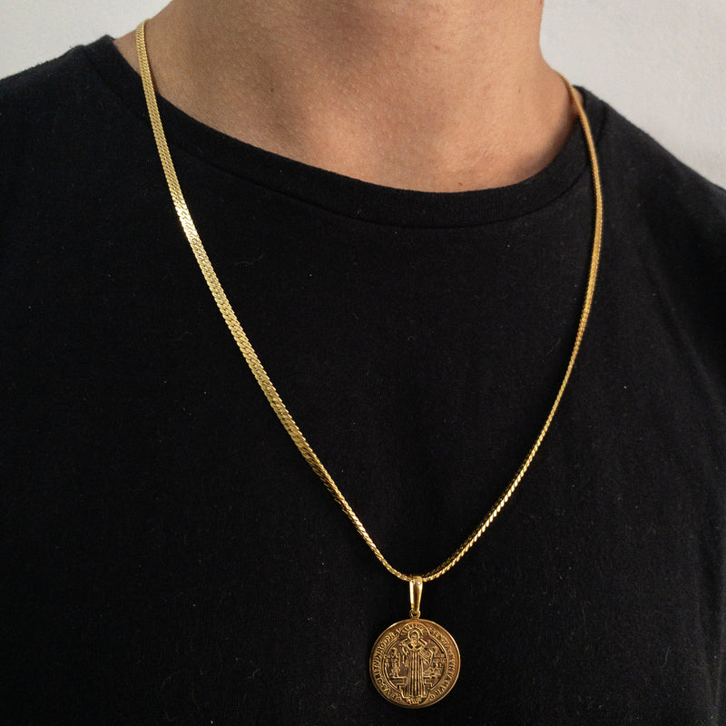 CORRENTE CADEADO FLAT (4mm) + PINGENTE MEDALHA SÃO BENTO (2,5cm) - BANHADO A OURO 18K