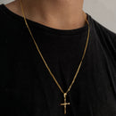 CORRENTE GRUMET (2mm) + PINGENTE CRUZ COM CRISTO (2,5CM) - BANHADO A OURO 18K