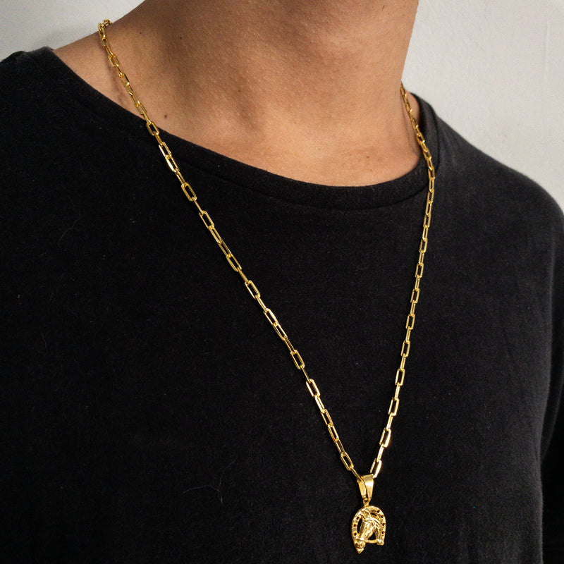 CORRENTE CADEADO FINO  (2mm) + PINGENTE FERRADURA (2cm) - BANHADO A OURO 18K