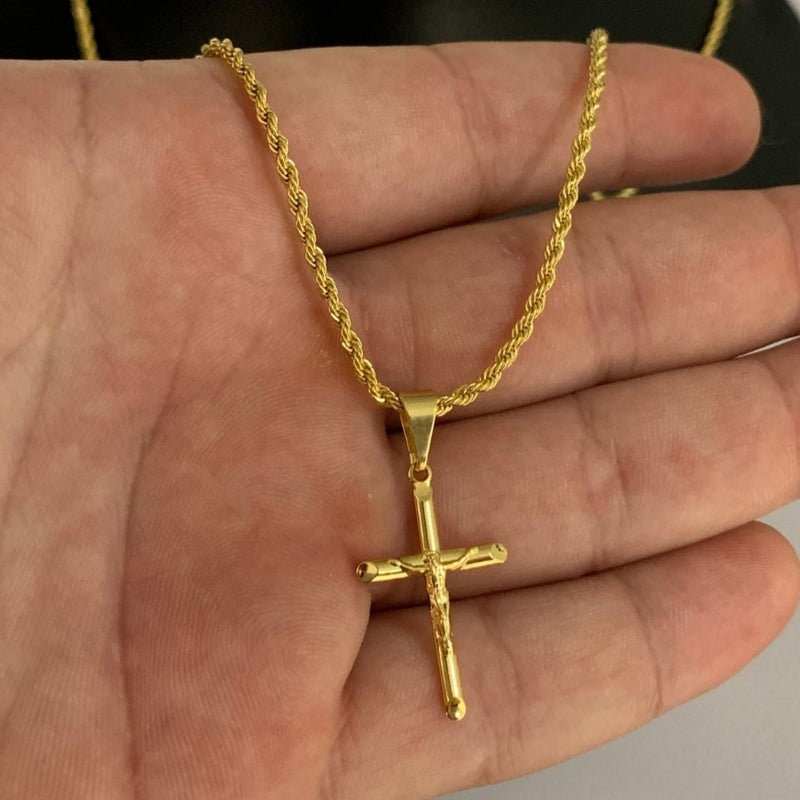 CORRENTE ELO BAIANO (2mm) + PINGENTE CRUZ COM CRISTO (2,5CM) - BANHADO A OURO 18K