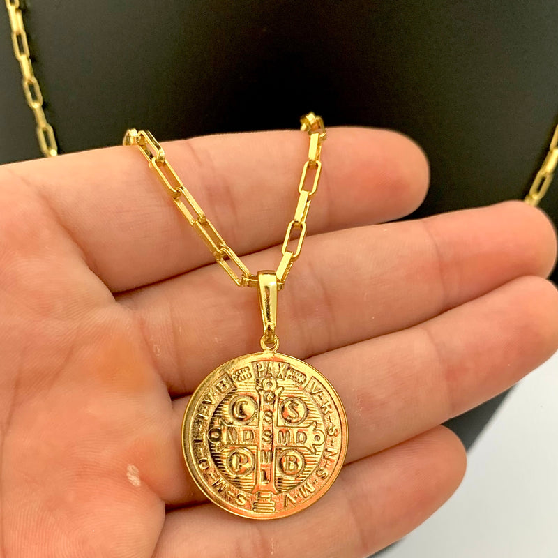 CORRENTE CADEADO LONG (4mm) + PINGENTE MEDALHA SÃO BENTO (2,5cm) - BANHADO A OURO 18K