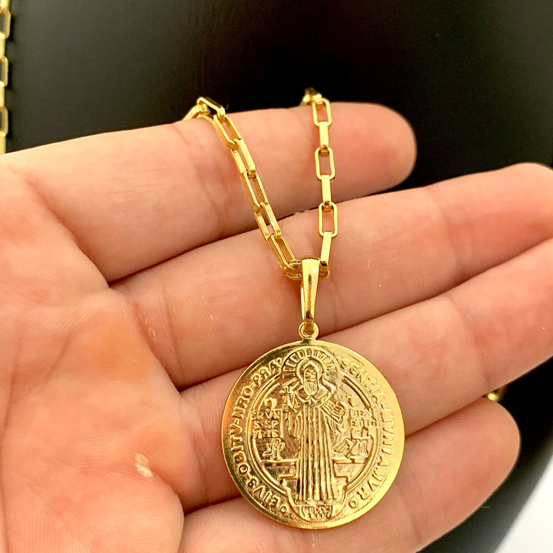 CORRENTE CADEADO LONG (4mm) + PINGENTE MEDALHA SÃO BENTO (2,5cm) - BANHADO A OURO 18K
