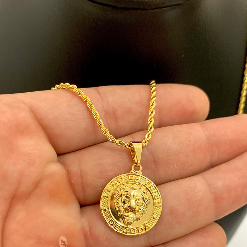 CORRENTE ELO BAIANO (2mm) + PINGENTE MEDALHA LEÃO DA TRIBO DE JUDÁ (2,3cm) - BANHADO A OURO 18K