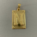 PINGENTE PLACA LETRA (2,7cm) - BANHADO A OURO 18K
